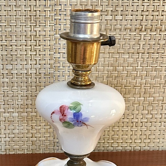 🌟HP🌟VTG 1930s-40s Fenton White Milk Glass Boudoir Lamp w/ Hand Painted Flowers - Picture 3 of 14